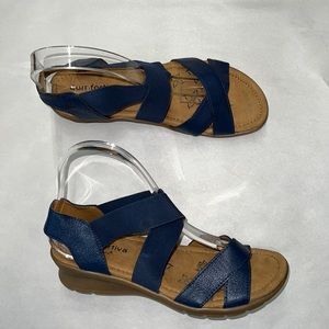 Woman’s comfortiva Keagan sandals, size 8, medium indigo, blue leather